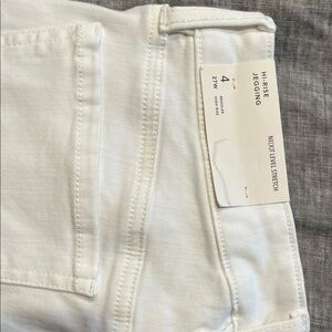 American Eagle Hi-Rise White Jegging - Next Level Stretch